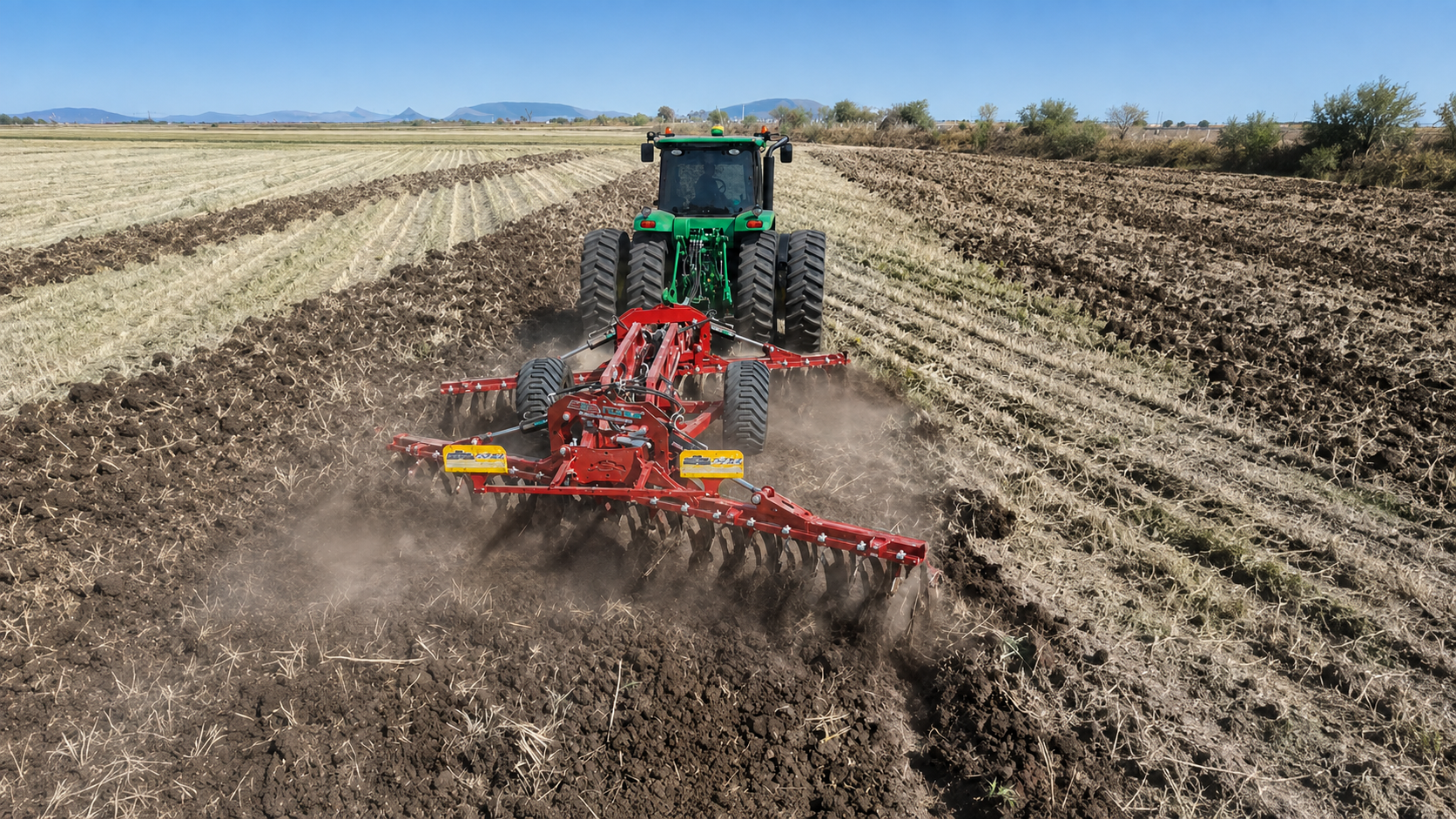 Tractor verde trabajando en una labor exigente